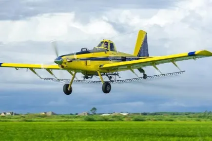 Aplicação aérea de fungicidas em lavoura de soja no MS